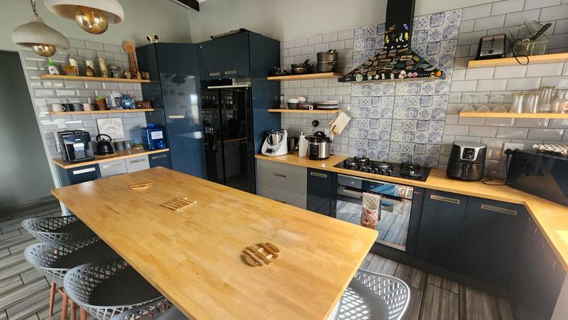 6 Bedroom Property for Sale in Paradise Beach Eastern Cape